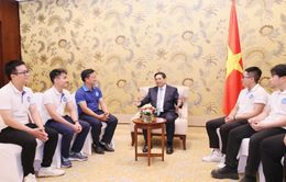 Thủ tướng Phạm Minh Chính gặp nhóm sinh viên Việt Nam đoạt giải tại cuộc thi của COP28