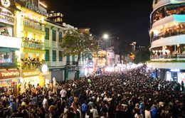 Người dân Hà Nội, TP Hồ Chí Minh đổ về Lễ hội đếm ngược chào năm mới 2024