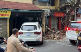 Hà Nội: Nữ tài xế có nồng độ cồn tông đổ tường ngôi nhà cổ trên phố Hàng Bạc