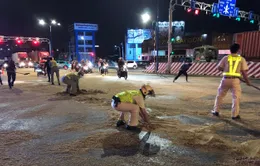 Bình Dương: CSGT cùng người dân xuyên đêm xử lý nhớt đổ xuống đường
