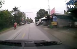 Ô tô con đánh lái tránh xe bồn lao ra từ đường nhánh