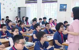 Học sinh tập thể dục ở hành lang, phải nghỉ học luân phiên vì quá tải trường lớp