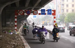 Vô tư đi ngược chiều trên đường Nguyễn Xiển
