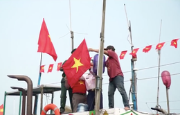 Trao hàng nghìn lá cờ Tổ quốc cho ngư dân miền Trung để bảo vệ chủ quyền trên biển