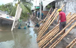 Sạt lở khiến 1 căn nhà rơi xuống sông, 10 hộ bị cô lập