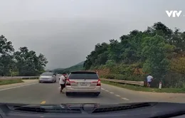 Ô tô "vô tư" dừng giữa đường cao tốc