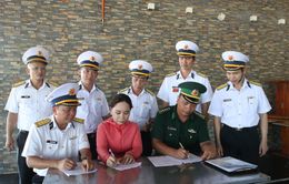 Bộ Tư lệnh Vùng 4 Hải quân bàn giao ngư dân Bình Thuận bị nạn ở Trường Sa
