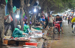 Chợ cóc ngang nhiên lấn chiếm vỉa hè, lòng đường Hà Nội