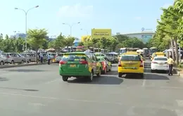 Thu hồi quyết định thu thêm phí taxi ở sân bay Tân Sơn Nhất