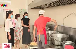Hà Nội: Phụ huynh kiểm tra đột xuất khu vực bếp ăn cho học sinh