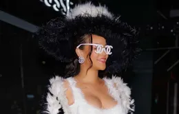 Rihanna tưởng nhớ Karl Lagerfeld quá cố với trang phục lông đen trắng tại Met Gala