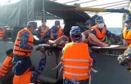 Hải quân hỗ trợ ngư dân tàu cá bị tai nạn lao động trên biển