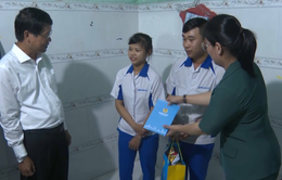 Đà Nẵng: Tặng quà cho công nhân