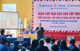 Hàng trăm học sinh tham gia buổi giao lưu văn hóa sưu tập tem