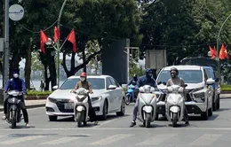 Người dân Hà Nội bịt kín ra đường giữa nắng nóng gay gắt 40 độ