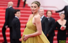 Karlie Kloss khoe bụng bầu trên thảm đỏ LHP Cannes 2023