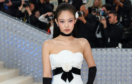 Jennie (BLACKPINK) xinh như búp bê tại Met Gala 2023