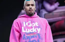 Chris Brown đối mặt với việc bị bắt nếu trở lại Vương quốc Anh