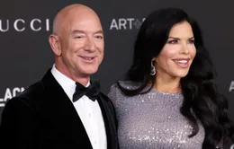 Jeff Bezos cầu hôn bạn gái với nhẫn kim cương 20 cara