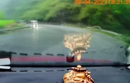 Đường trơn trượt, xe ô tô mất lái, xoay tròn ngay khúc cua