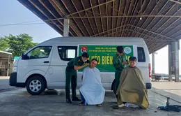 "Tay kéo Biên phòng" cắt tóc miễn phí cho ngư dân