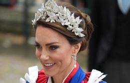 Kate Middleton đeo vòng cổ của Nữ hoàng Elizabeth, hoa tai của Công nương Diana trong lễ đăng quang của Vua Charles III