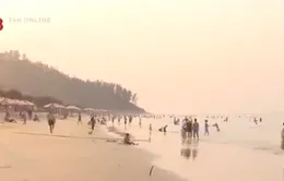 Người dân đổ về bãi biển Thiên Cầm, Hà Tĩnh để giải nhiệt