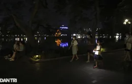 Hà Nội tắt đèn tiết kiệm điện, phố đi bộ hồ Gươm hoạt động trong bóng tối