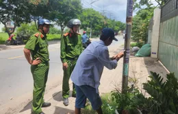 Công an TP. Hồ Chí Minh bắt quả tang nhóm đối tượng dán hàng nghìn quảng cáo ‘bẩn’ mỗi ngày