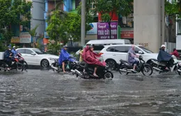 Hà Nội ngập úng nhiều tuyến phố vì mưa lớn sau chuỗi ngày nắng nóng