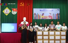 Trao tặng sách cho học sinh nghèo ỏ Hà Tĩnh