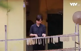 Cô gái bỏ phố về quê làm giấy dó