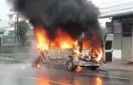 Đồng Nai: Ô tô đang lưu thông bốc cháy ngùn ngụt, hành khách hoảng loạn chạy thoát thân
