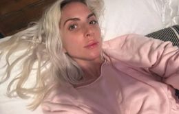 Lady Gaga chia sẻ ảnh selfie không trang điểm trên giường