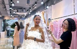 H’Hen Niê rạng rỡ chọn váy cưới cùng NTK Thảo Nguyễn