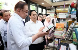 Hai Thủ tướng Việt Nam và Malaysia thăm phố sách Hà Nội