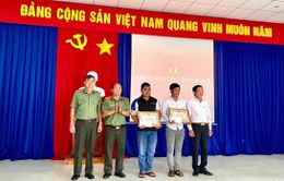 Khen thưởng 2 người dân dũng cảm bắt cướp ở Bình Phước