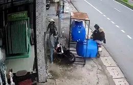 Tiền Giang: Người dân vây bắt người đàn ông dùng vé số ''nghi giả''