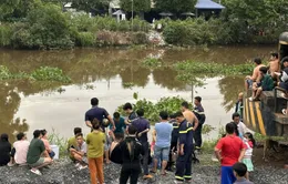 Nhậu say rồi thách nhau bơi qua kênh, 2 người mất tích