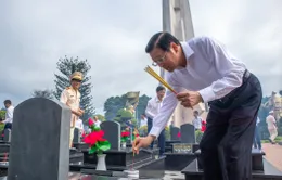 Trưởng Ban Nội chính Trung ương Phan Đình Trạc dâng hương tưởng niệm các Anh hùng Liệt sỹ tại Đắk Lắk