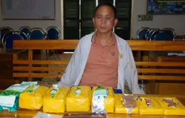 Bắt đối tượng vận chuyển 5 kg ma túy đá và 4 bánh heroin