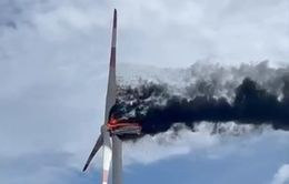 Tuabin điện gió hàng chục tỷ đồng tại Bình Thuận bốc cháy dữ dội