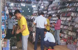 Kiểm tra đột xuất nhiều cửa hàng linh kiện điện thoại ở TP Hồ Chí Minh