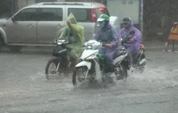 Hà Nội mưa lớn, nhiều tuyến phố ngập nước