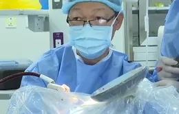 Phẫu thuật não tỉnh bằng robot mổ não hiện đại
