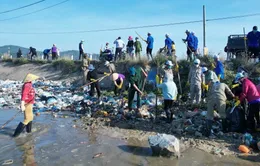 Xử lý hàng chục tấn rác thải trên cảng cá, đầm nước mặn Sa Huỳnh