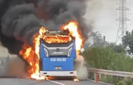 Xe khách bốc cháy ngùn ngụt trên cao tốc Phan Thiết - Dầu Giây