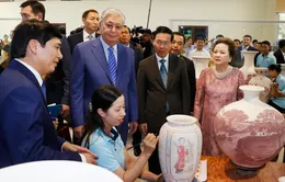 Chủ tịch nước Võ Văn Thưởng và Tổng thống Kazakhstan thăm làng nghề gốm Chu Đậu