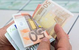 Châu Âu thúc ngân hàng tăng lãi suất tiền gửi