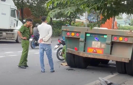 TP Hồ Chí Minh: Va chạm container, tài xế xe ôm tử vong tại chỗ